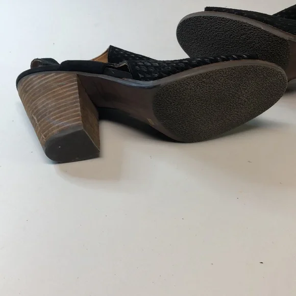 Cute, block heeled, open toed sandals - Picture 8 of 10